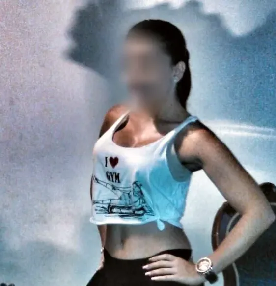 Amira, 40
