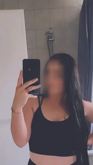 Amira, 28
