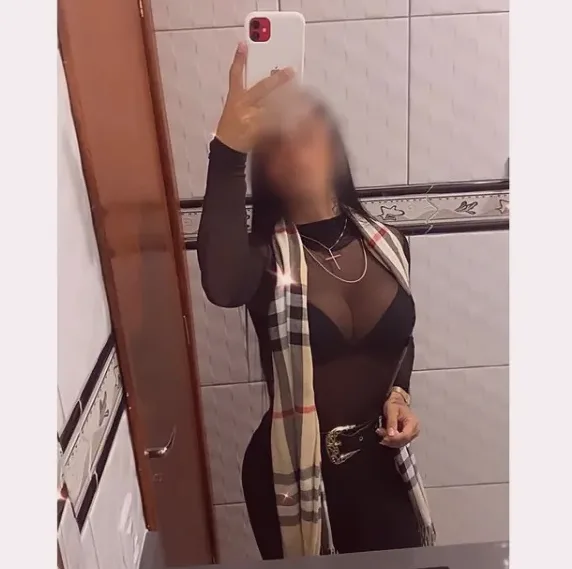 Ela, 32