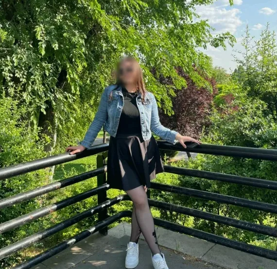 Melanie, 21